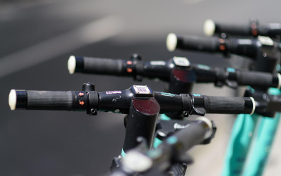 Nuovi contrassegni identificativi per monopattini elettrici: cosa cambia e perché rivolgersi a Saturno Agenzia Pratiche Auto