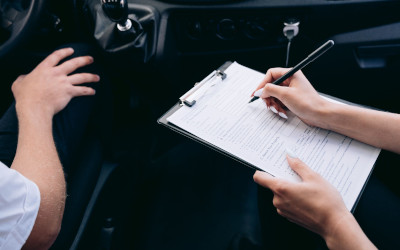 Auto intestata a una persona deceduta: si può vendere? Ecco come gestire la pratica